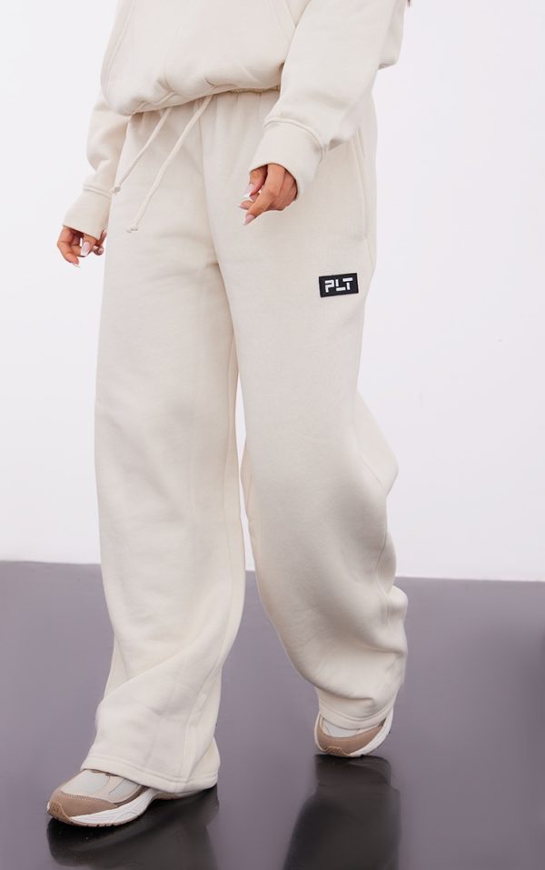 PRETTYLITTLETHING Petite Cream Badge Detail Straight Leg Sweatpants