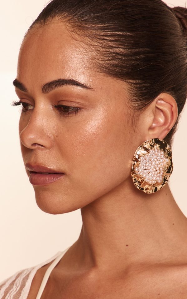 Gold Texture Pearl Center Statement Earings