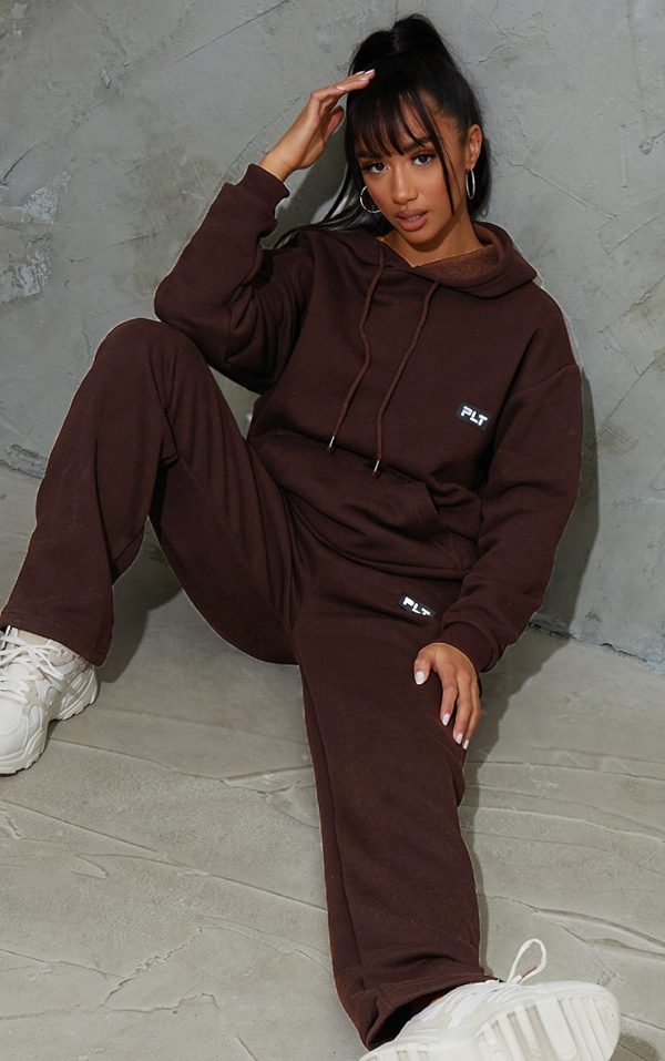 PRETTYLITTLETHING Petite Chocolate Badge Detail Straight Leg Sweatpant