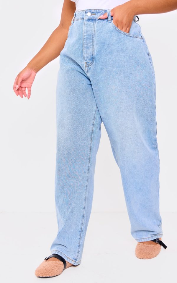 PRETTYLITTLETHING Plus Light Blue Wash Boyfriend Jeans