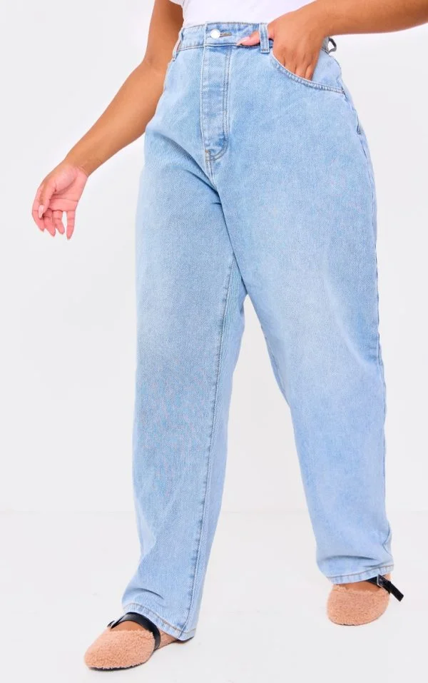 PRETTYLITTLETHING Plus Light Blue Wash Boyfriend Jeans