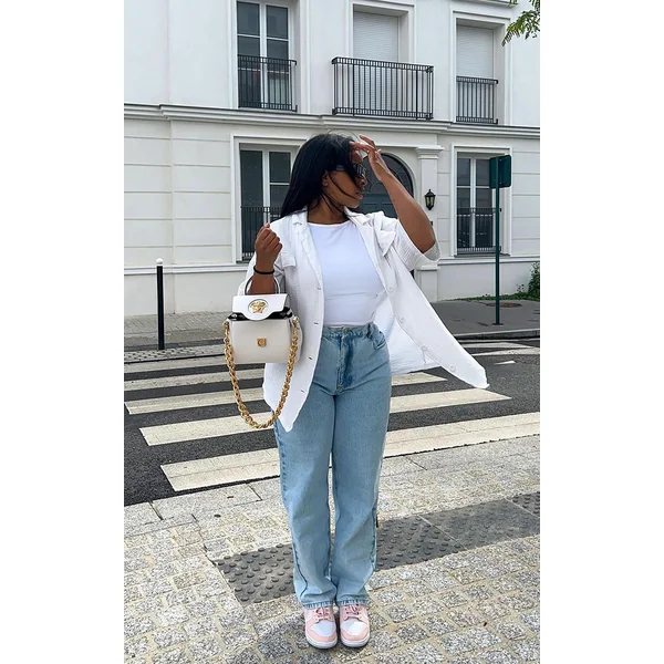 PRETTYLITTLETHING L32 Light Blue Wash Mom Jeans