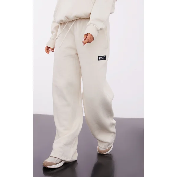 PRETTYLITTLETHING Petite Cream Badge Detail Straight Leg Sweatpants