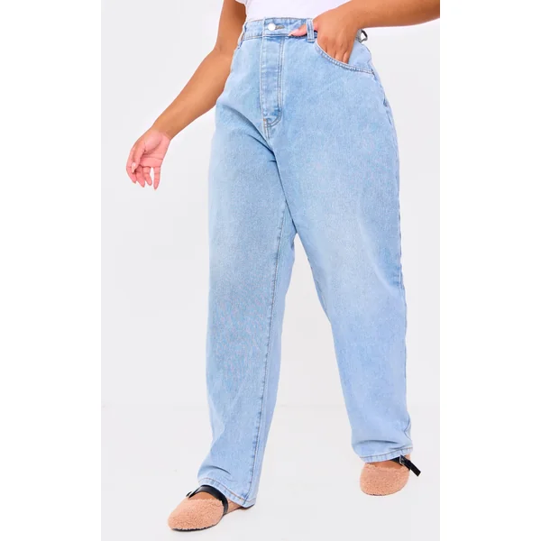 PRETTYLITTLETHING Plus Light Blue Wash Boyfriend Jeans